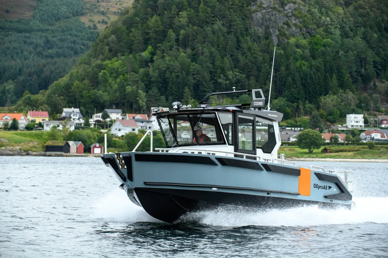 OXpro A8 i fart foran fjellsiden i Ulsteinvik
